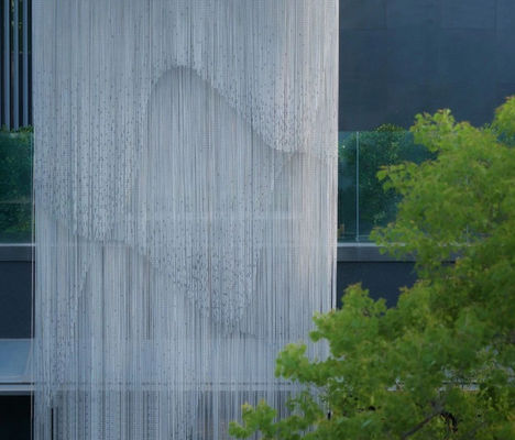 มุ้งลวดโซ่อลูมิเนียมแบบยืดหยุ่น เหมาะสำหรับคลังสินค้า โรงงาน และอาคารพาณิชย์ เพื่อควบคุมแมลง