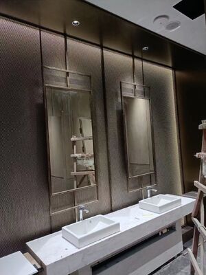 เครื่องเคลือบโลหะแบบสถาปัตยกรรม Mesh ขนาดความกว้างที่กําหนดเอง เหมาะสําหรับผนังภายในและเพดาน