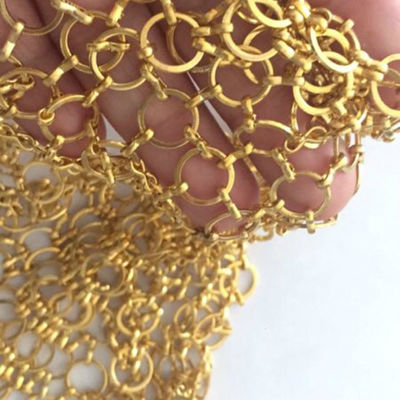 ODM รั้วตาข่ายโลหะสีทอง 3.8mm Chain Mail Mesh